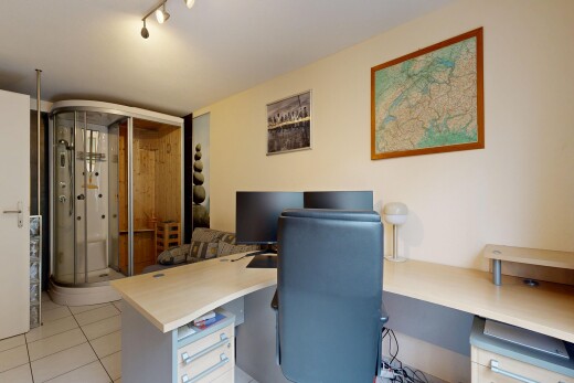 büro mit bürobereich, fernseher, inside property, drywall, und gipskartonwand