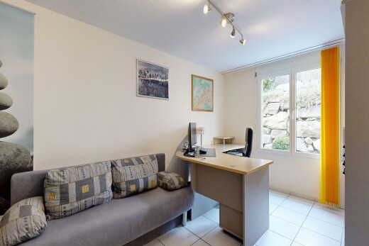 salon avec light floor, inside property, espace bureau, lumière naturelle, et natural light