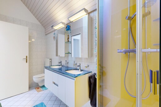 salle de bains avec tile wall, mur en carrelage, double vasque, salle de bain complète, et tile floor