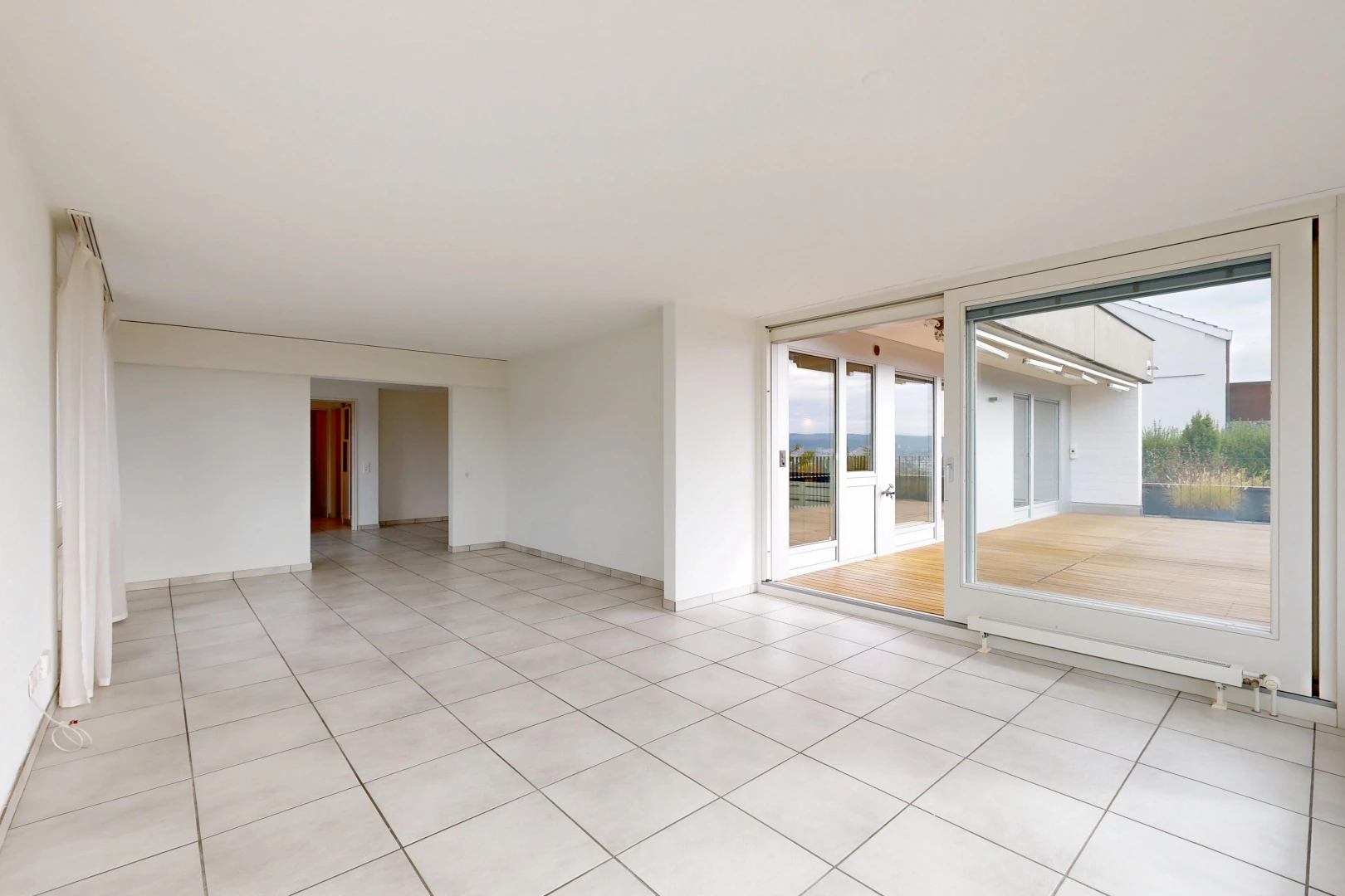 leerer raum mit light floor, außenzugang, gipskartonwand, drywall, und inside property