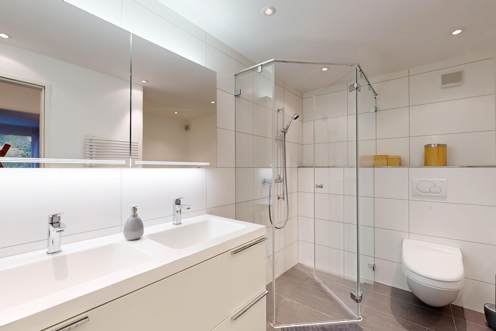 salle de bains avec inside property, salle de bain complète, mur en carrelage, tile wall, et double vasque