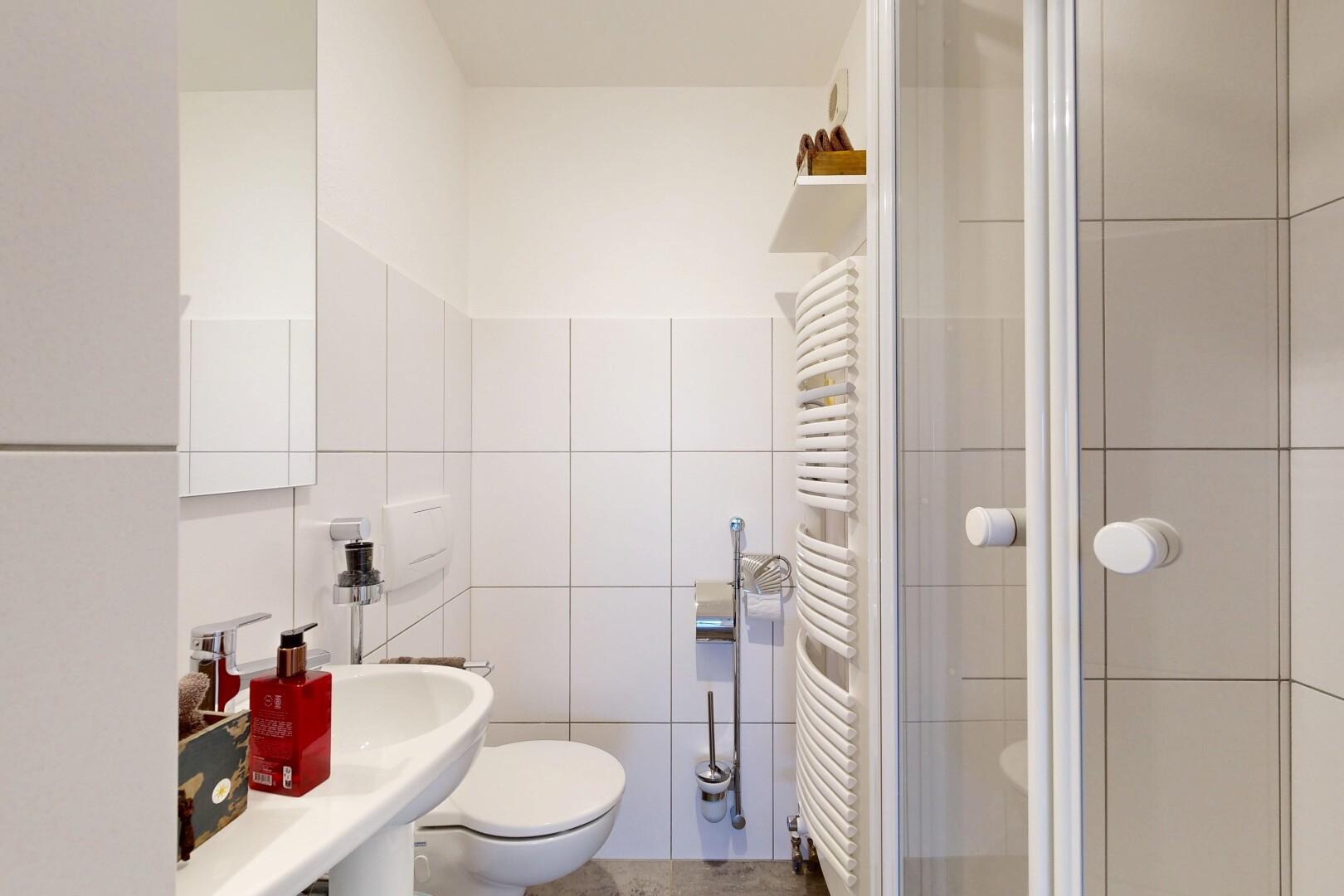 salle de bains avec douche, salle de bain complète, inside property, toilette, et miroir