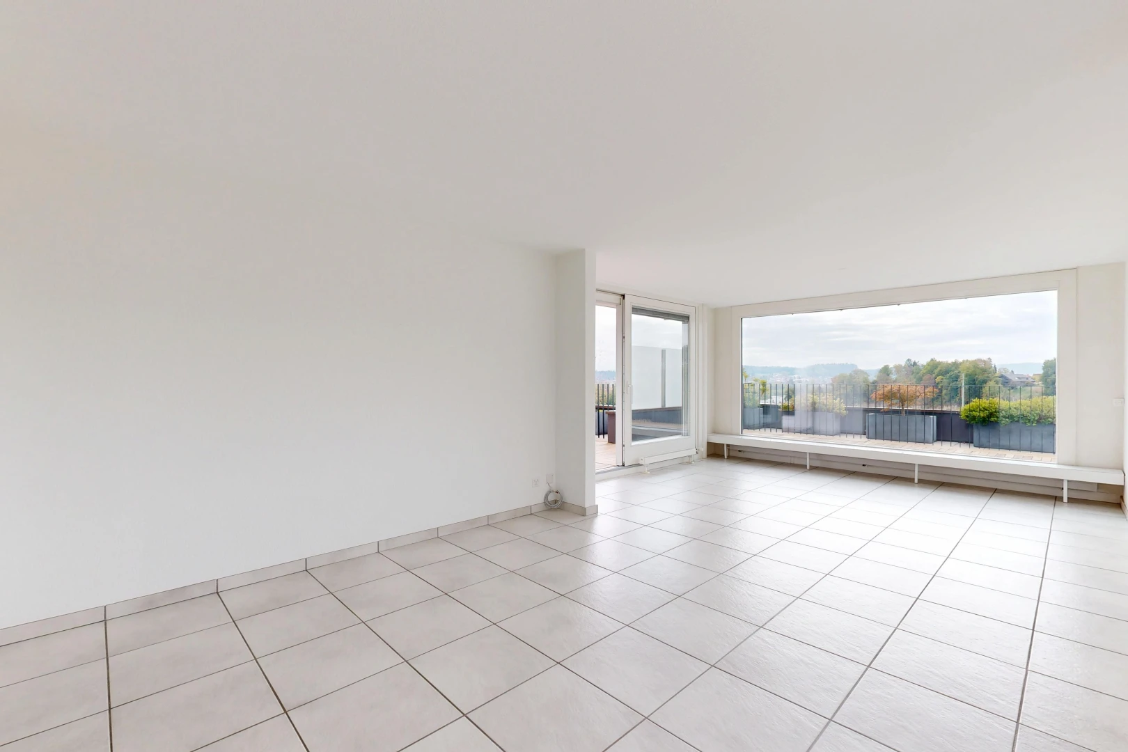 leerer raum mit light floor, gipskartonwand, drywall, außenzugang, und inside property