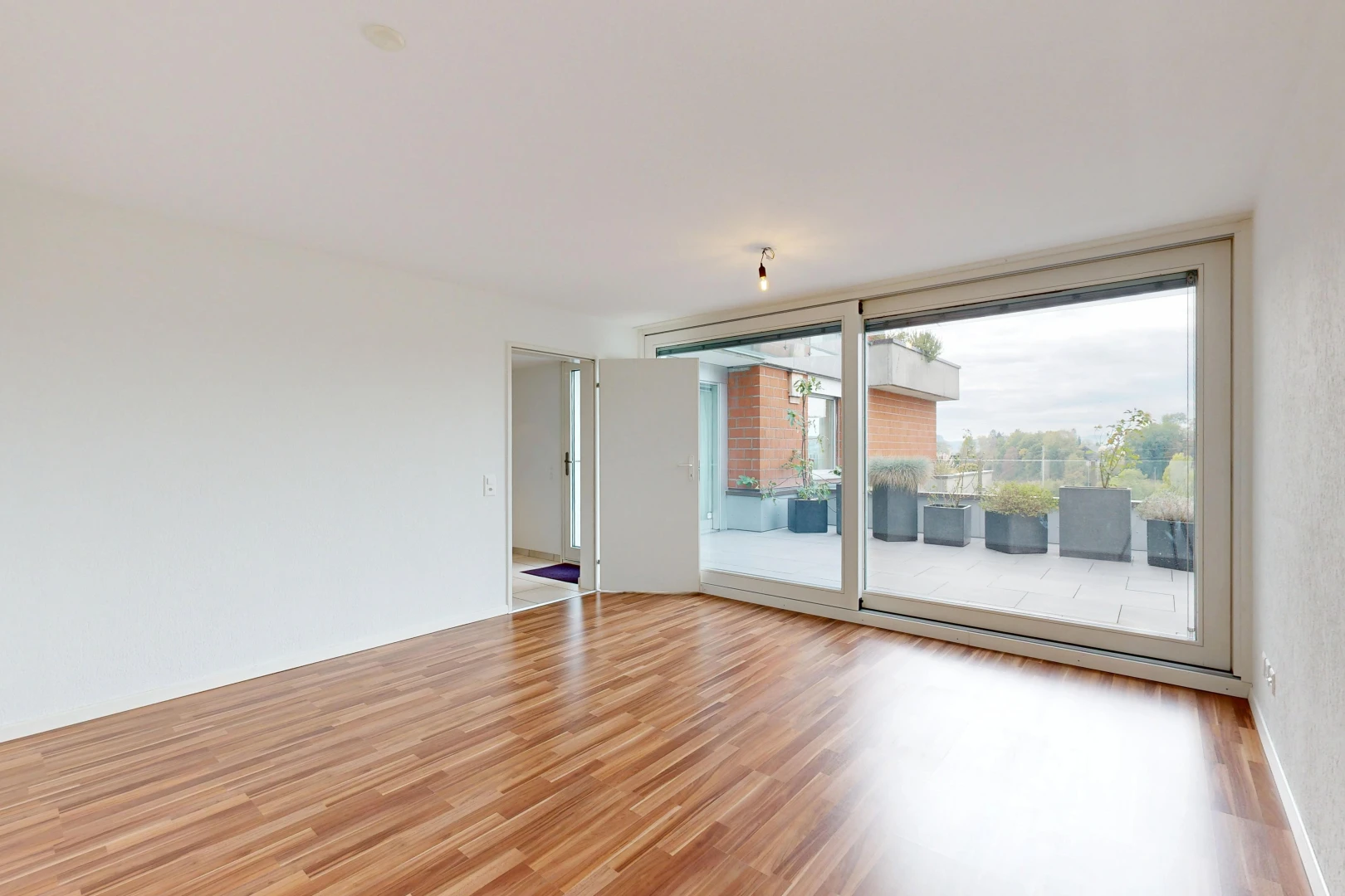 leerer raum mit inside property, holzfußboden, wood finish floor, gipskartonwand, und drywall