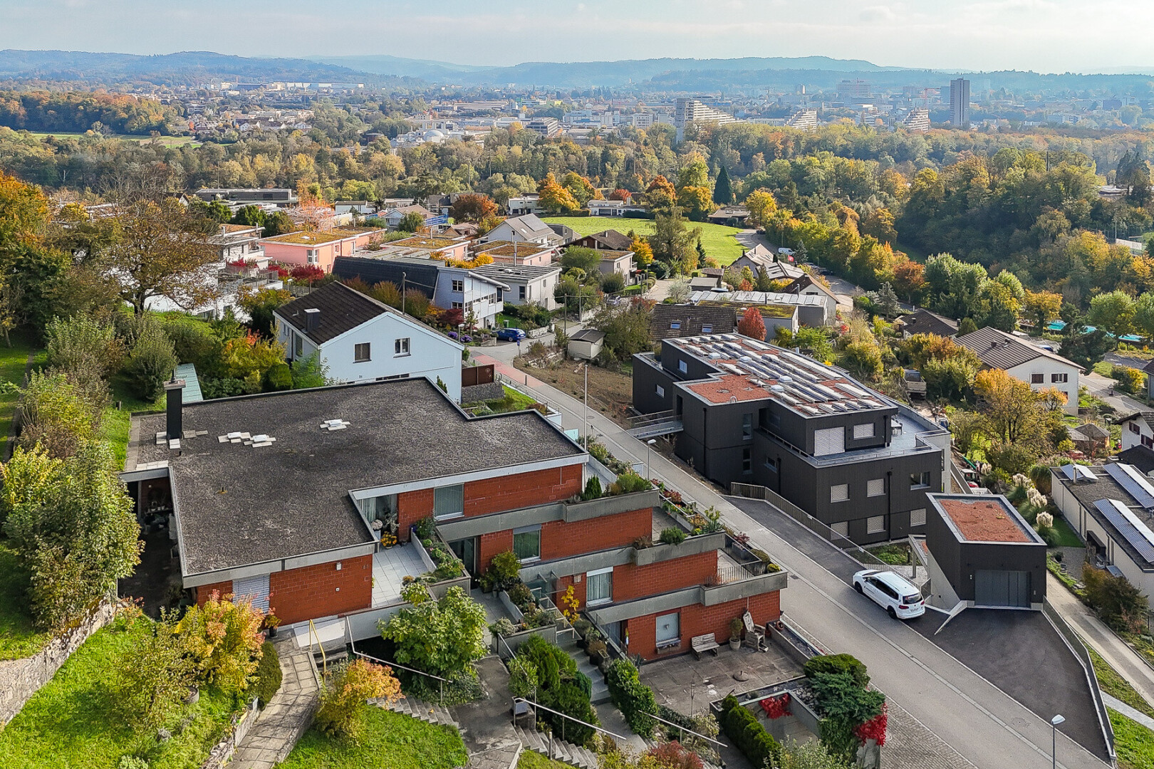 extérieur du bâtiment avec residential view, vue résidentielle, parking, et day time
