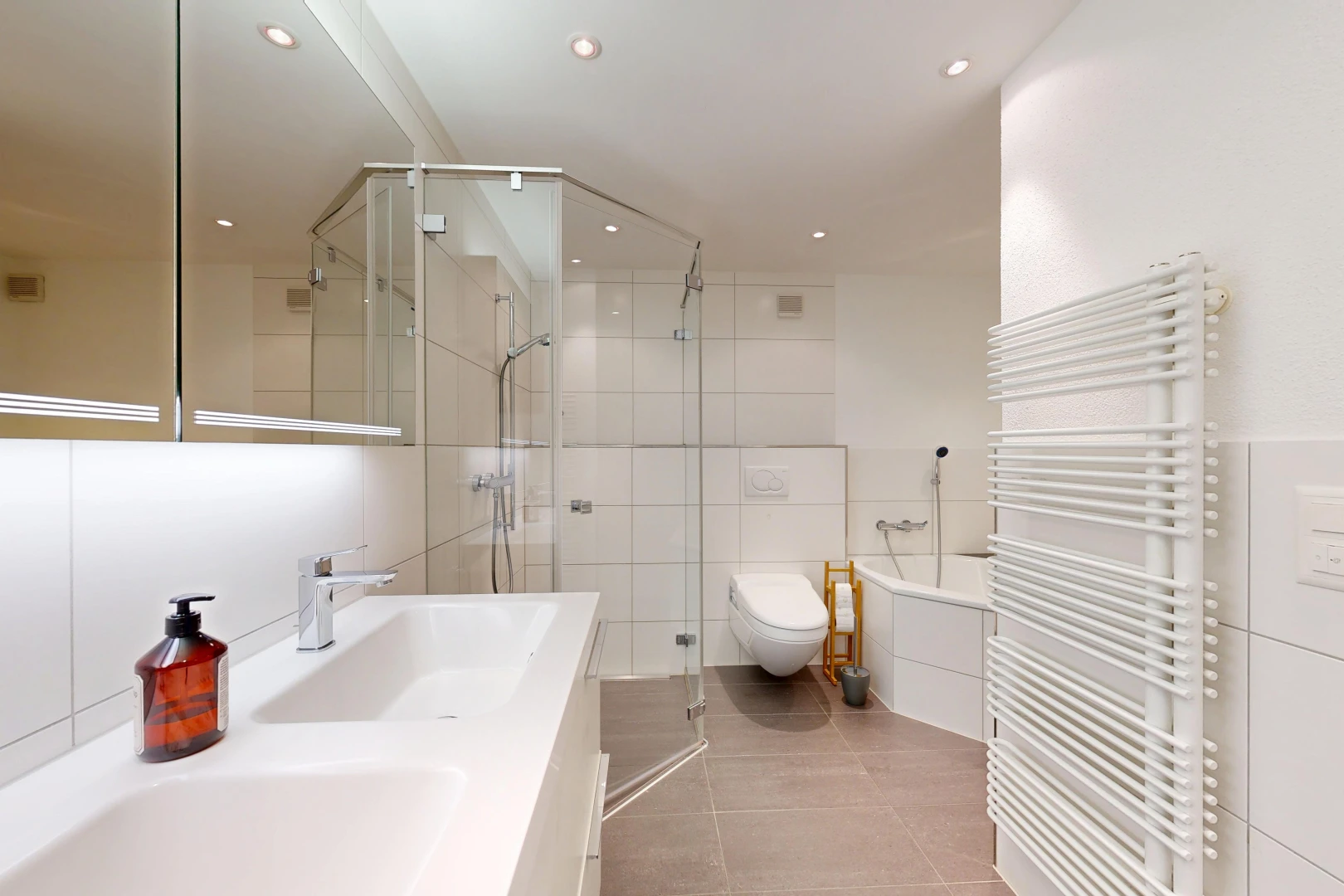 bad mit handtuchwärmer, kühler, komplettes badezimmer, dusche, und tile wall