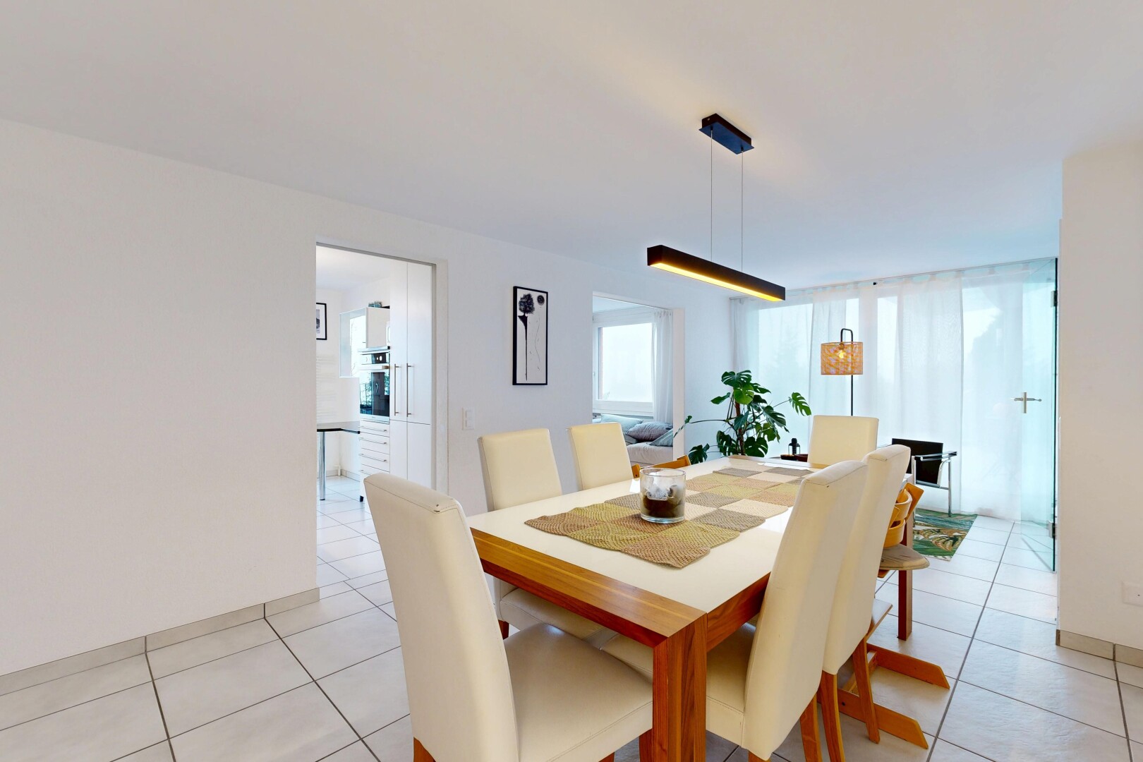 salle à manger avec inside property, tile floor, sol en carrelage, drywall, et cloison sèche