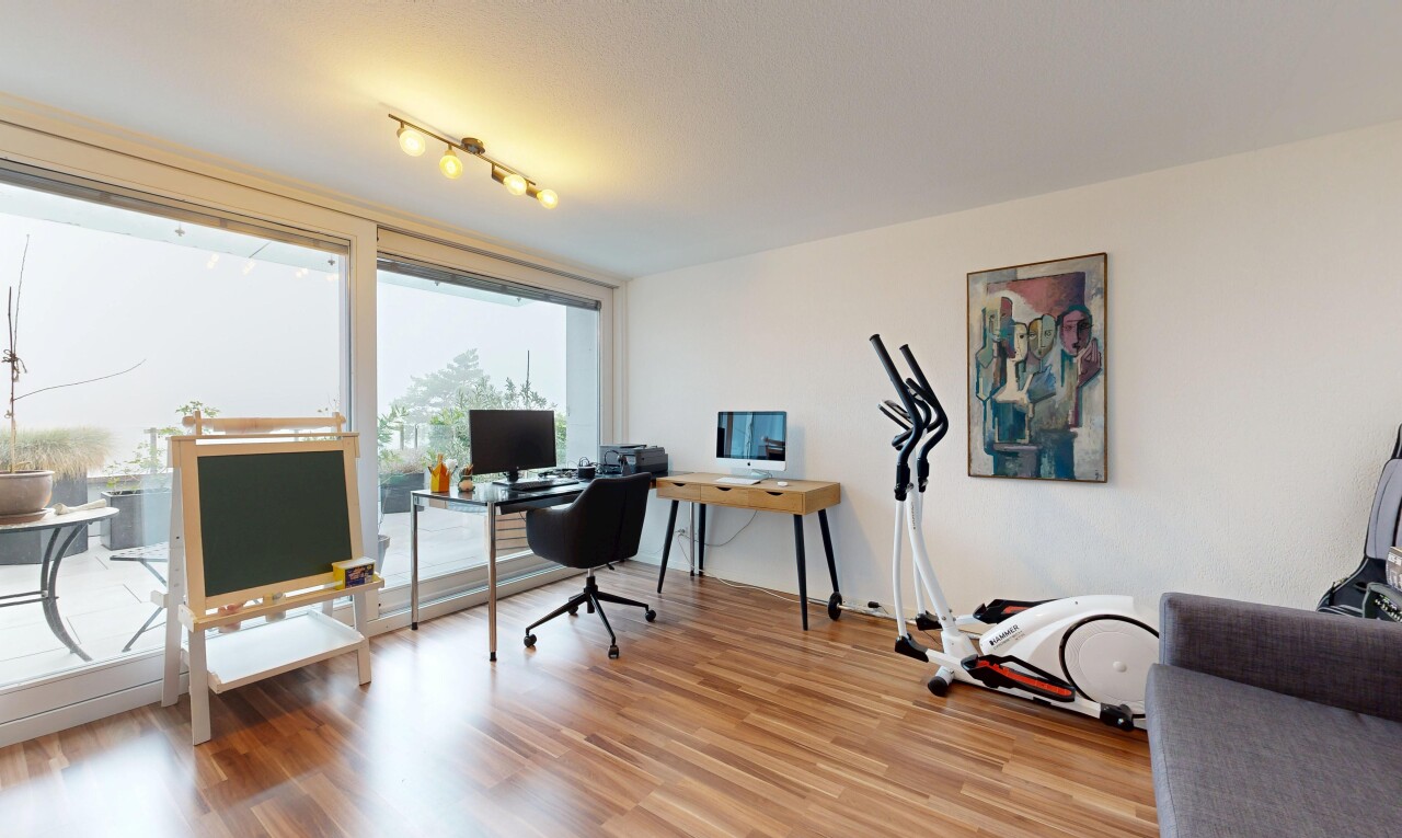 bureau avec espace bureau, sol en finition bois, cloison sèche, drywall, et wood finish floor