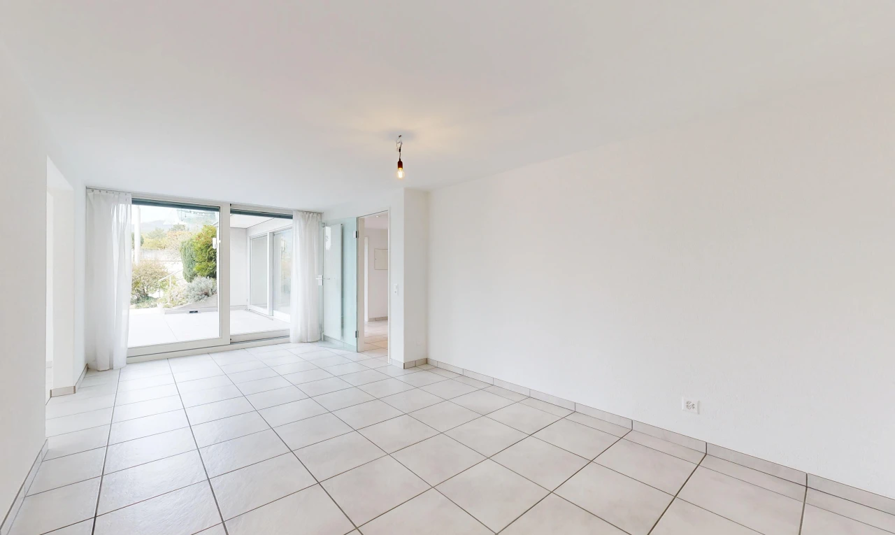 leerer raum mit light floor, drywall, gipskartonwand, floor ceiling windows, und außenzugang