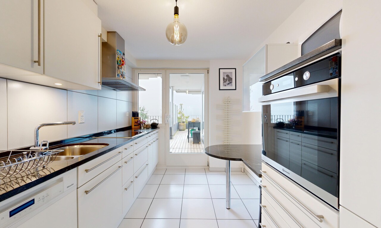 cuisine avec four, plans de travail, hotte, lave-vaisselle, et tile floor