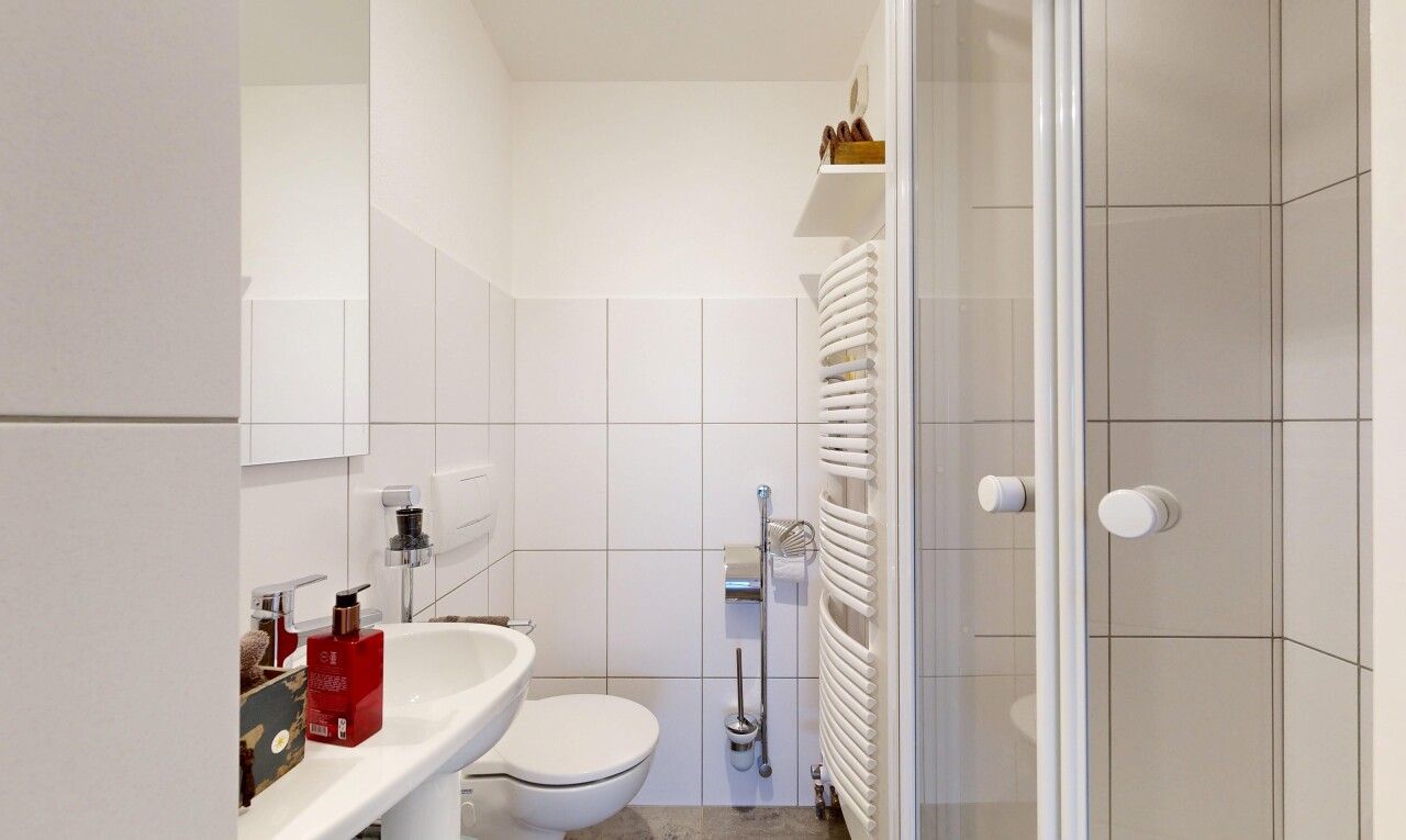 salle de bains avec douche, salle de bain complète, inside property, toilette, et miroir