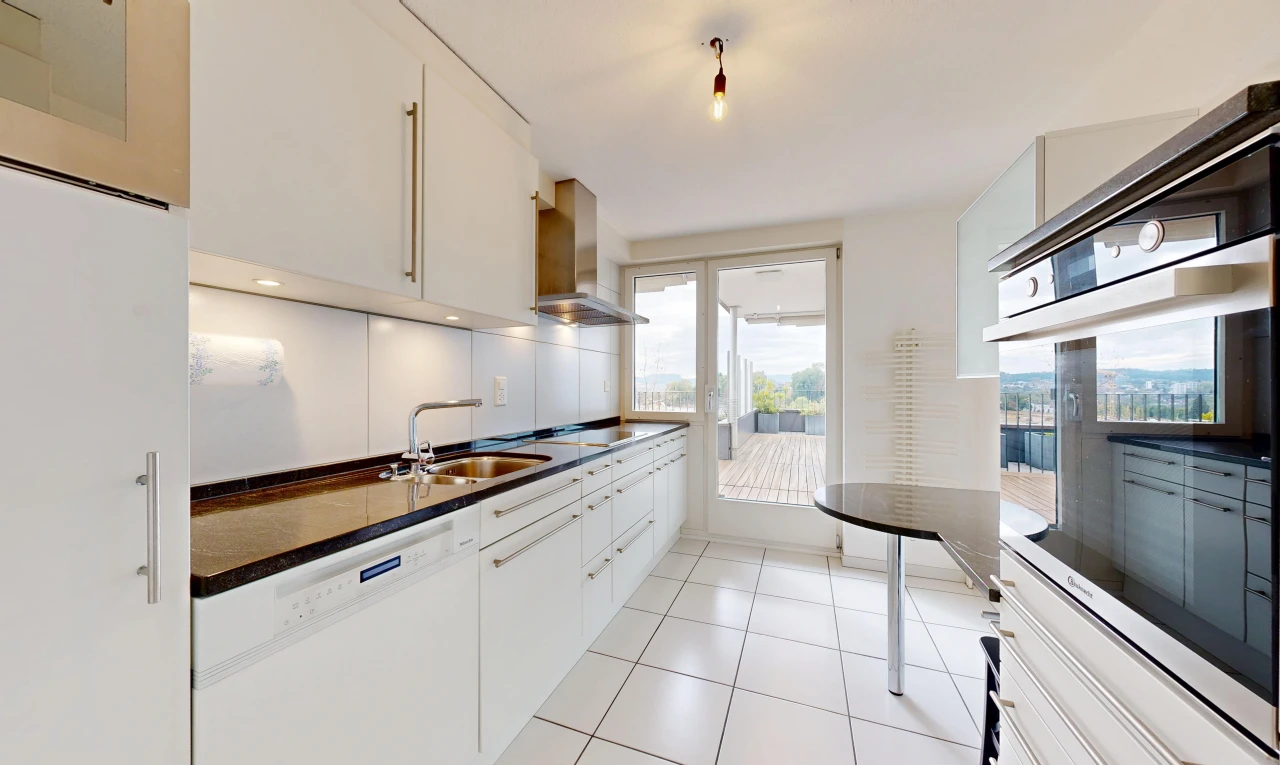 küche mit ofen, dark countertops, dunstabzugshaube, light floor, und geschirrspülmaschine