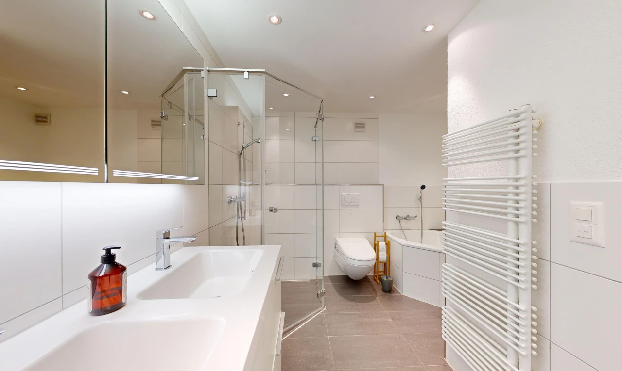 bad mit handtuchwärmer, kühler, komplettes badezimmer, dusche, und tile wall