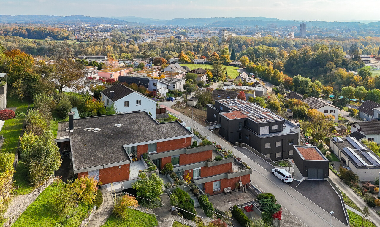 extérieur du bâtiment avec residential view, vue résidentielle, parking, et day time
