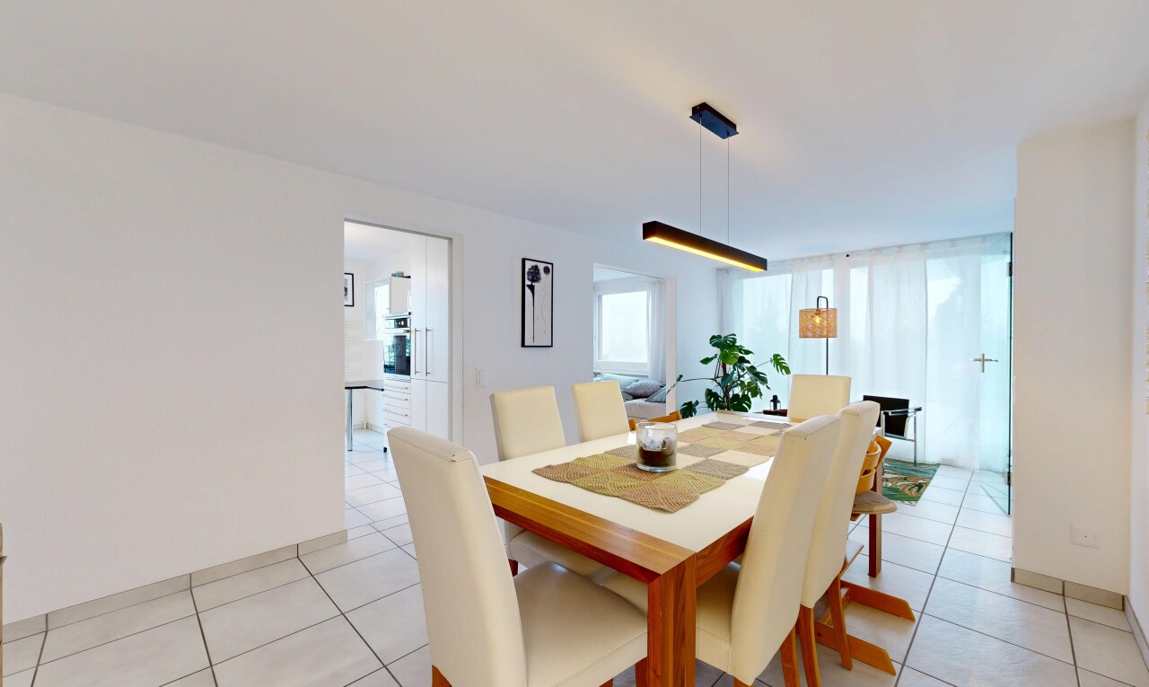 salle à manger avec inside property, tile floor, sol en carrelage, drywall, et cloison sèche