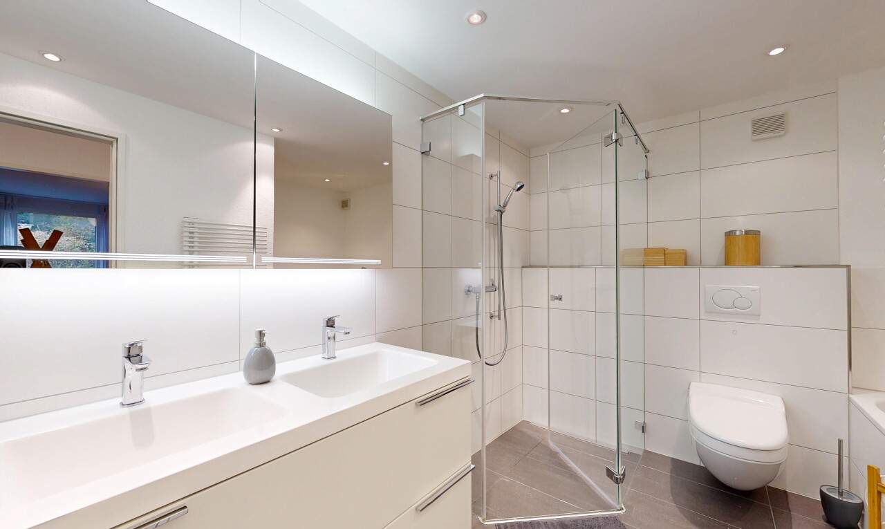 salle de bains avec inside property, salle de bain complète, mur en carrelage, tile wall, et double vasque