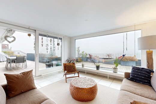 wohnzimmer mit tile floor, fliesenboden, overcast, natural light, und natürliches licht