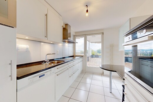 cuisine avec four, dark countertops, hotte, light floor, et lave-vaisselle