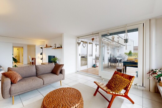 wohnzimmer mit fliesenboden, tile floor, natürliches licht, natural light, und inside property