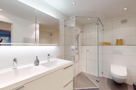 bad mit inside property, komplettes badezimmer, fliesenwand, tile wall, und doppelwaschtisch