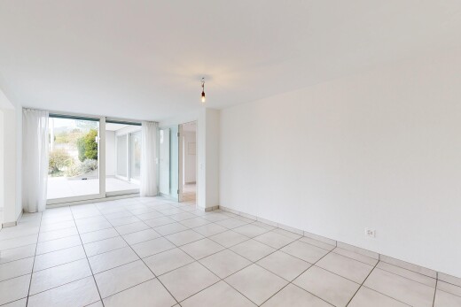 pièce vide avec light floor, drywall, cloison sèche, floor ceiling windows, et accès à l'extérieur