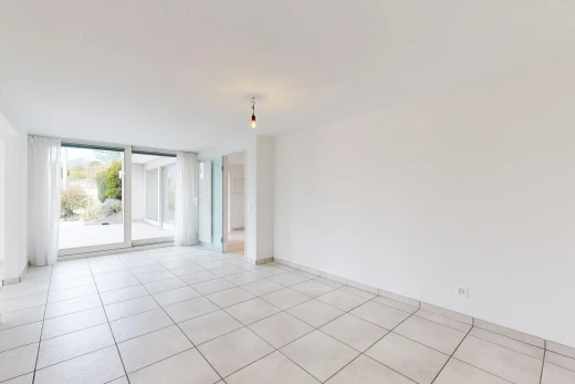 leerer raum mit light floor, drywall, gipskartonwand, floor ceiling windows, und außenzugang
