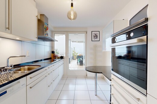 küche mit ofen, arbeitsplatten, dunstabzugshaube, geschirrspülmaschine, und tile floor