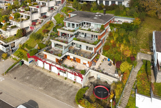 außenansicht mit blick auf wohnanlage und apartment complex view