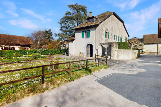 außenansicht mit stuckverkleidung, zaun, schornstein, und auffahrt