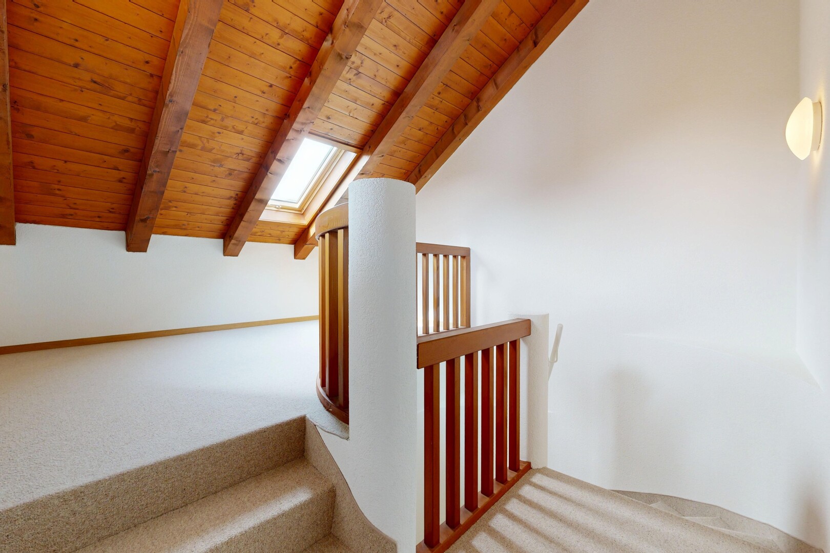 treppe mit wood ceiling, holzdecke, inside property, drywall, und gipskartonwand