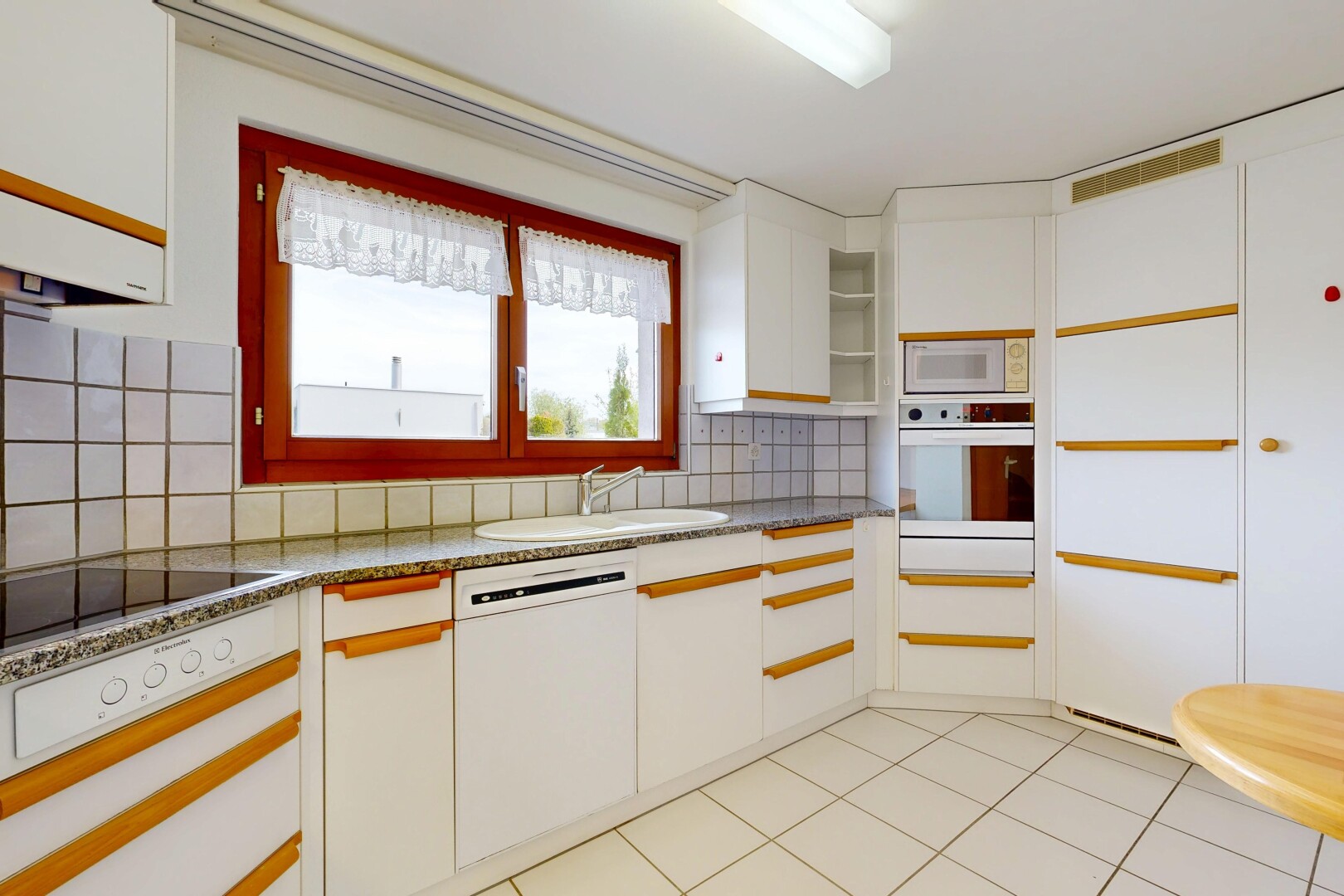 küche mit weiße schränke, white cabinets, two tone kitchen, light floor, und küchenrückwand beim Herd