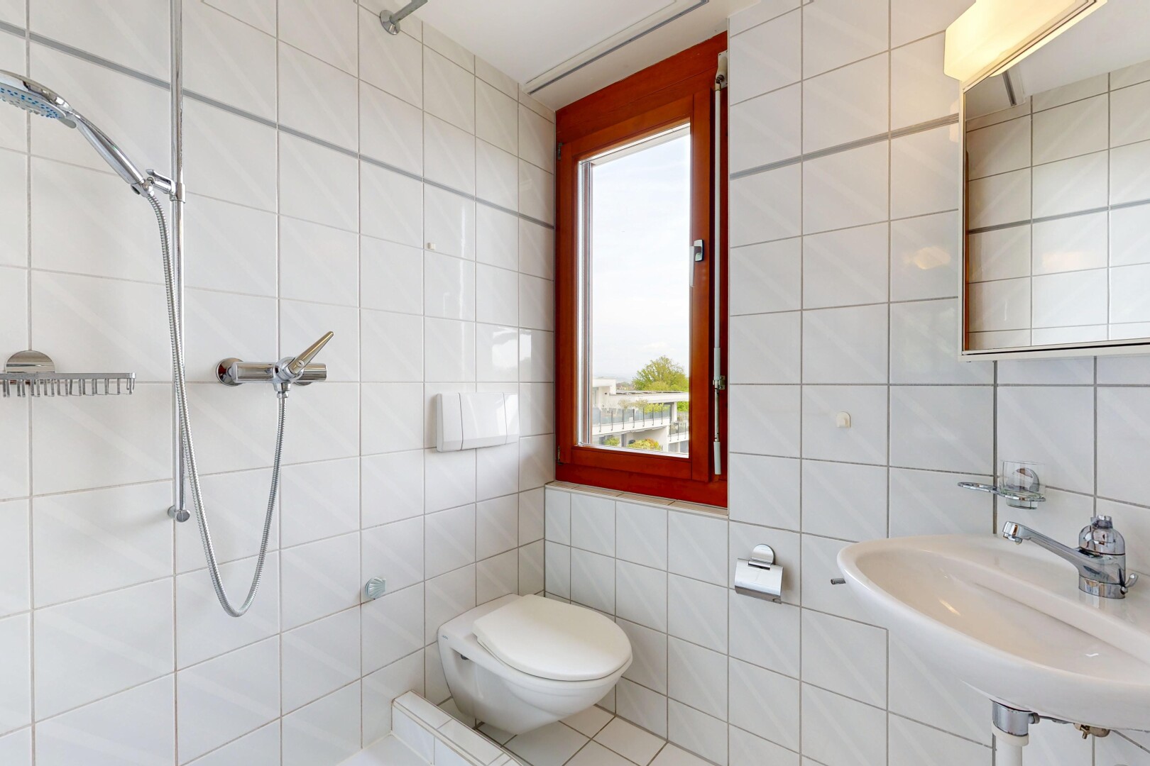 bad mit tile wall, fliesenwand, dusche, komplettes badezimmer, und natural light
