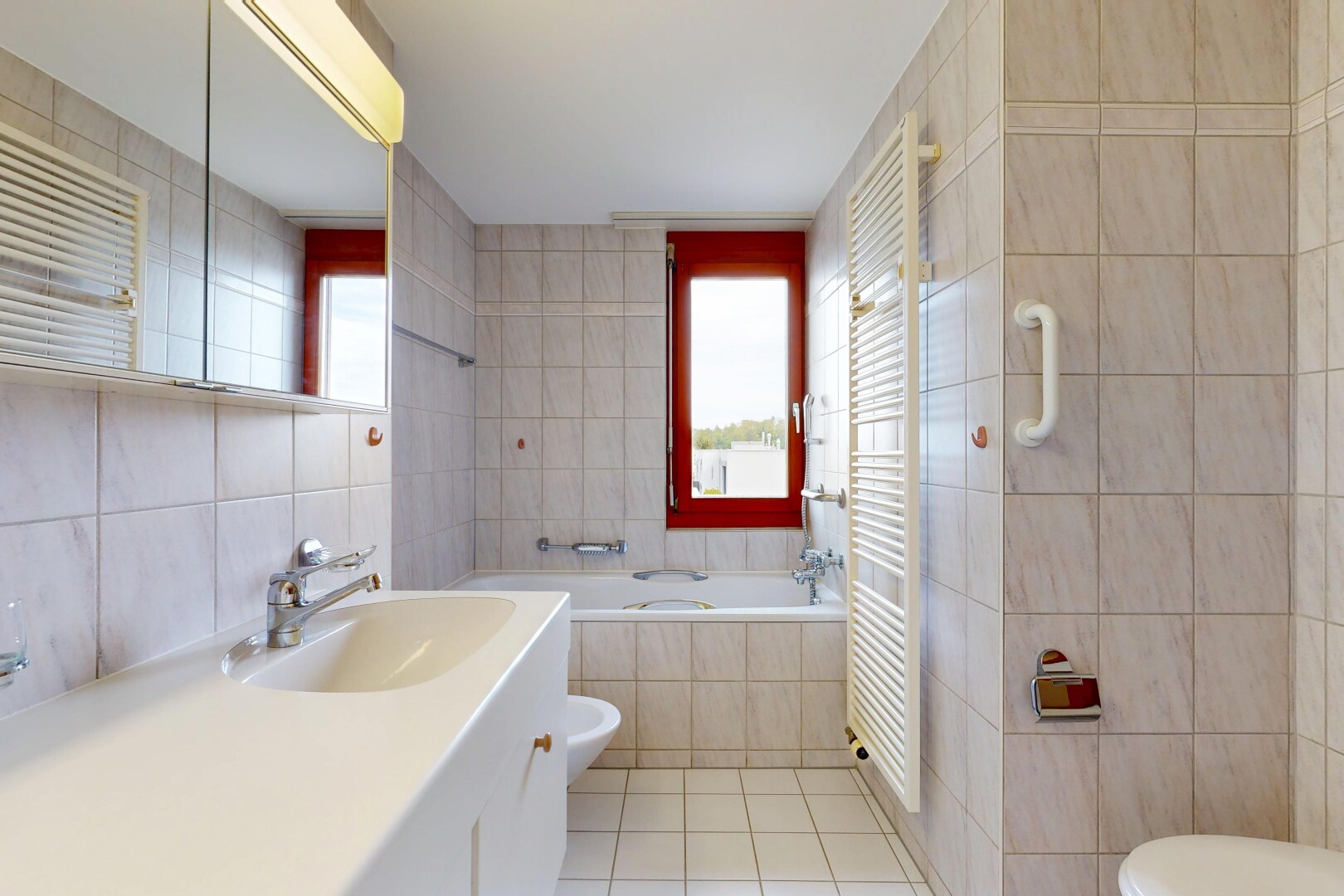 bad mit handtuchwärmer, fliesenwand, tile wall, spiegel, und toilette