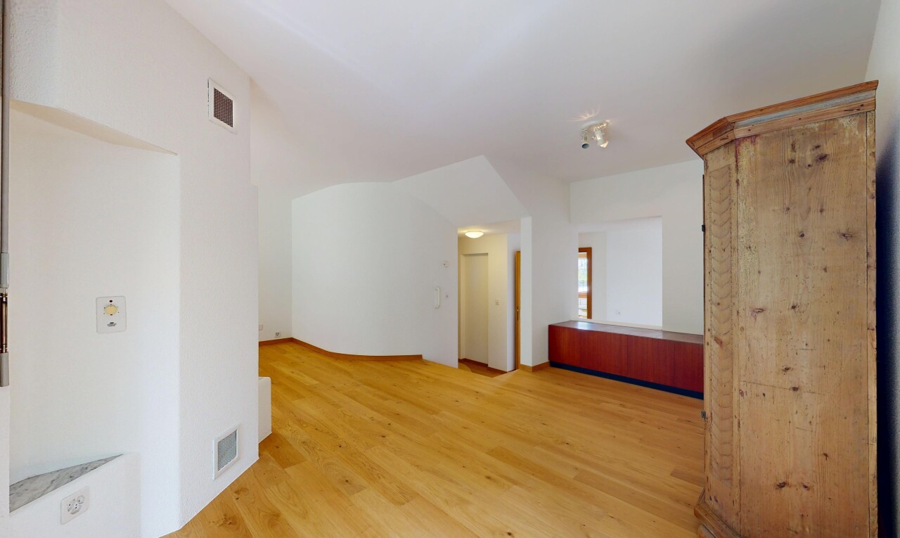 leerer raum mit drywall, gipskartonwand, wood finish floor, holzfußboden, und inside property
