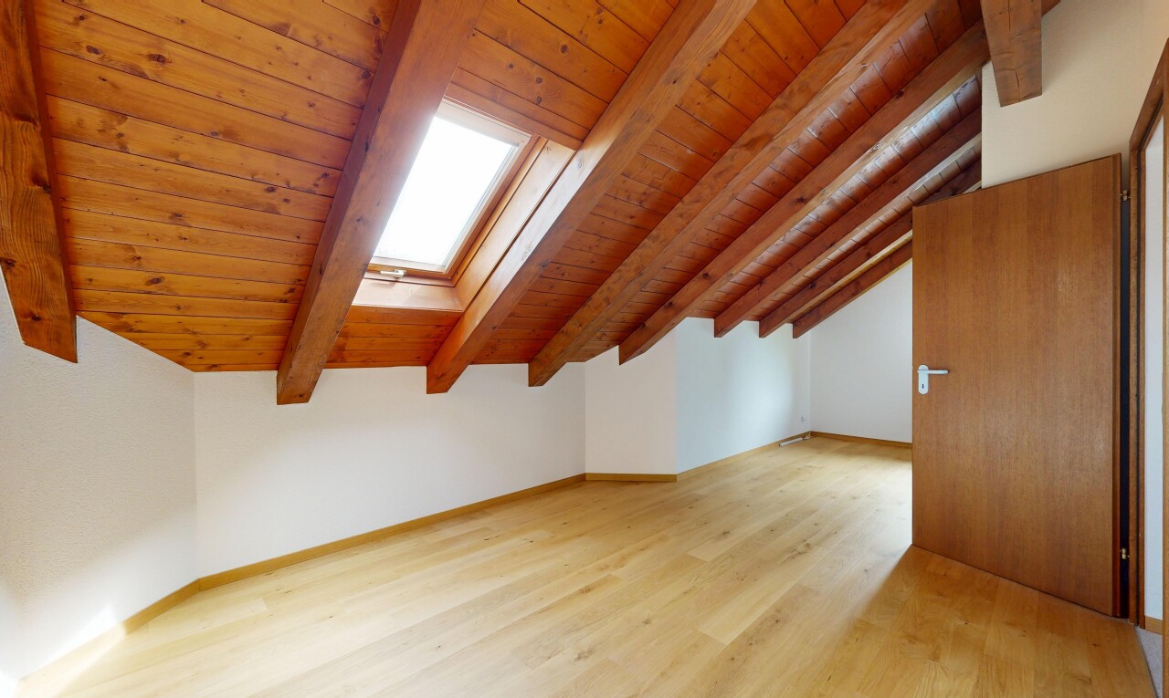 leerer raum mit inside property, beamed ceiling, balkendecke, drywall, und gipskartonwand
