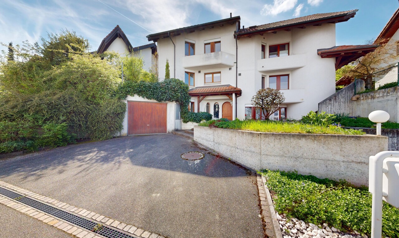 außenansicht mit day time, auffahrt, stuckverkleidung, und garage