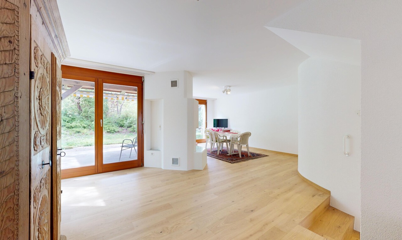 leerer raum mit natural light, natürliches licht, wood finish floor, holzfußboden, und drywall