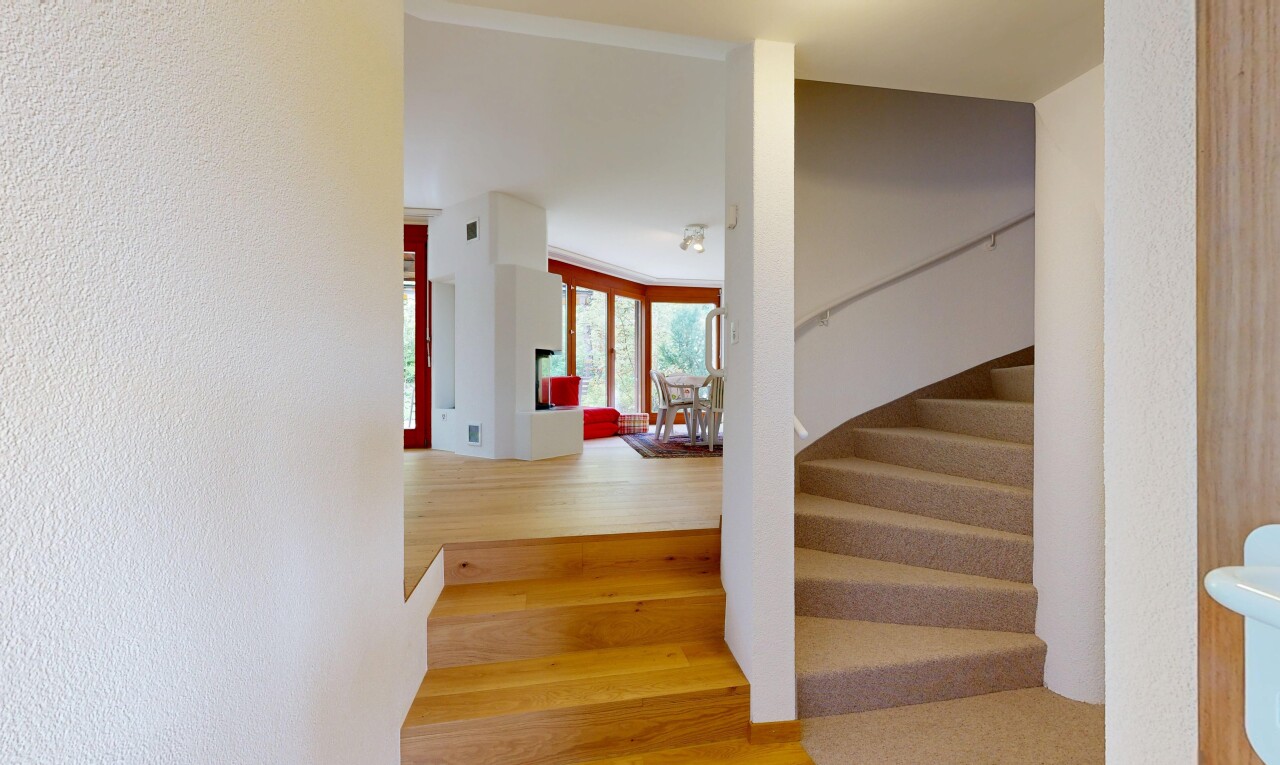 treppe mit treppen, holzfußboden, wood finish floor, natürliches licht, und natural light