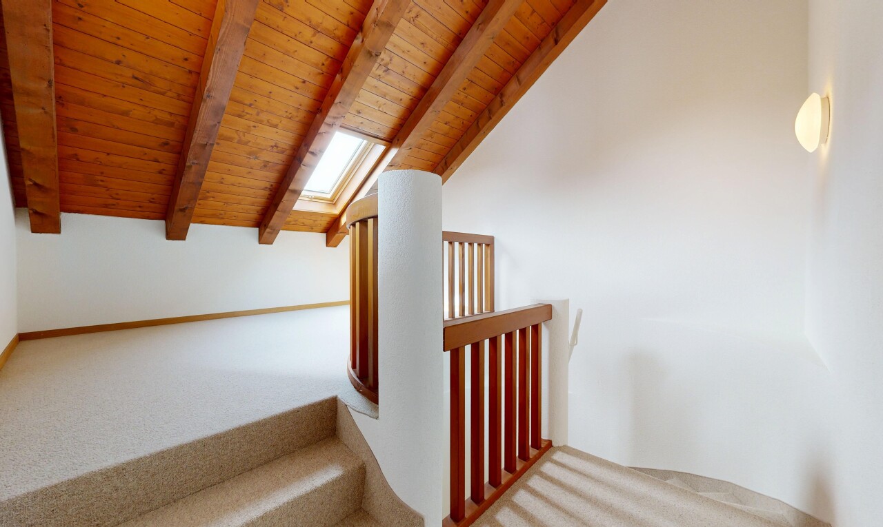 treppe mit wood ceiling, holzdecke, inside property, drywall, und gipskartonwand
