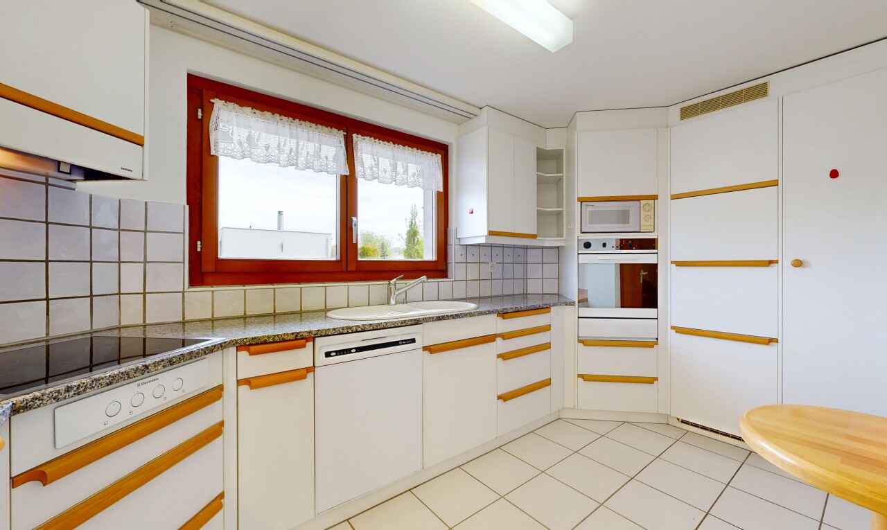 küche mit weiße schränke, white cabinets, two tone kitchen, light floor, und küchenrückwand beim Herd