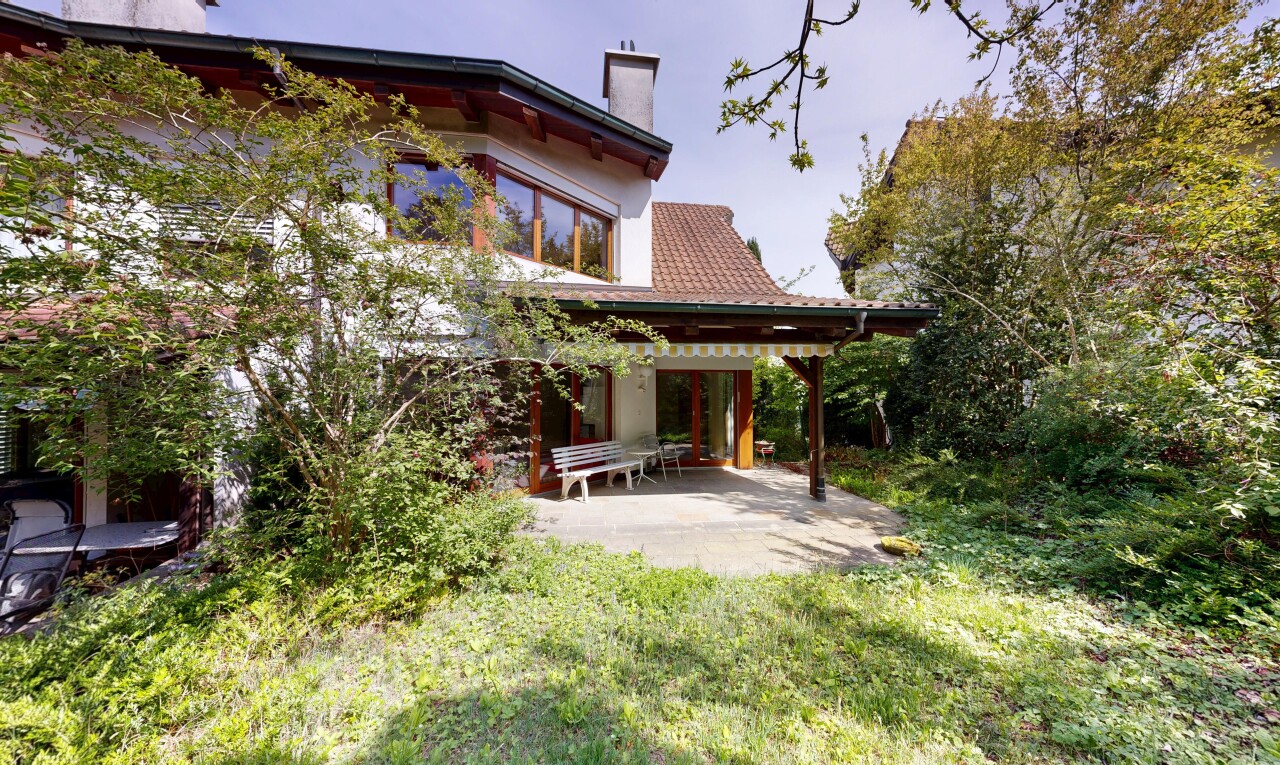 außenansicht mit schornstein, terrasse, property visible, und stuckverkleidung
