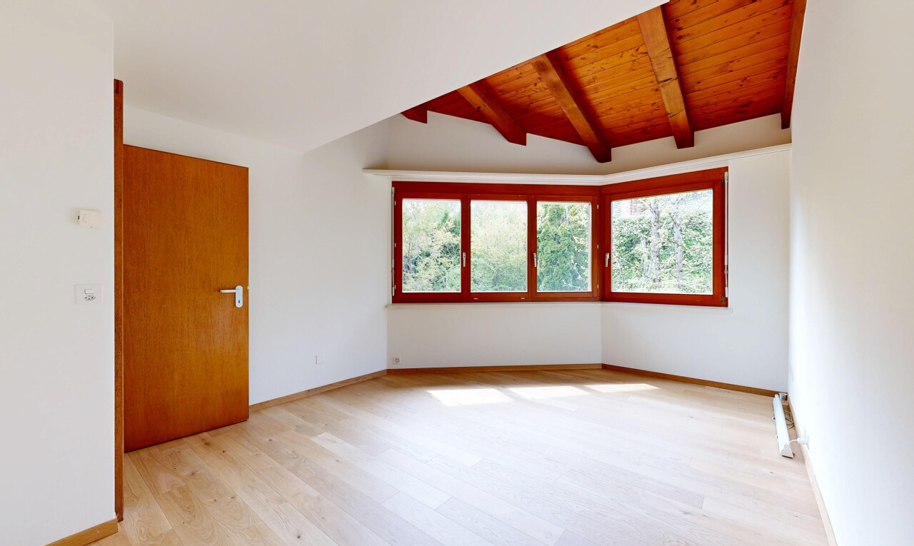 leerer raum mit natural light, natürliches licht, inside property, wood finish floor, und holzfußboden