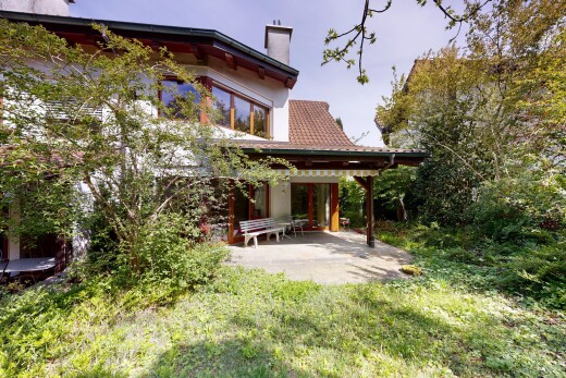 außenansicht mit schornstein, terrasse, property visible, und stuckverkleidung