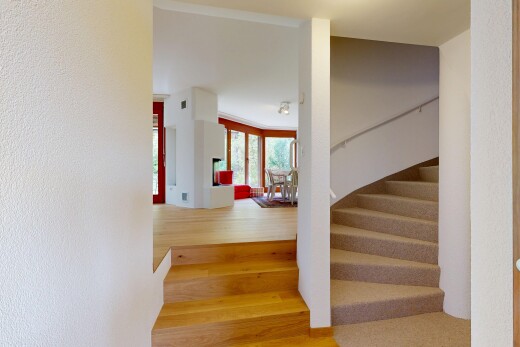escaliers avec escaliers, sol en finition bois, wood finish floor, lumière naturelle, et natural light