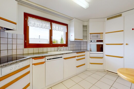cuisine avec armoires blanches, white cabinets, two tone kitchen, light floor, et backsplash