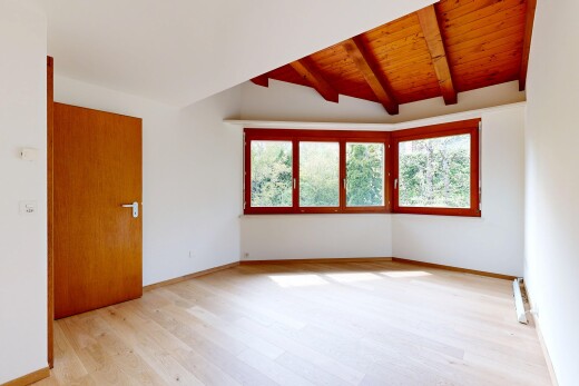 pièce vide avec natural light, lumière naturelle, inside property, wood finish floor, et sol en finition bois