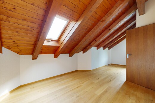 pièce vide avec inside property, beamed ceiling, plafond à poutres, drywall, et cloison sèche