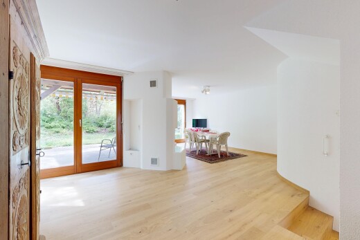 pièce vide avec natural light, lumière naturelle, wood finish floor, sol en finition bois, et drywall