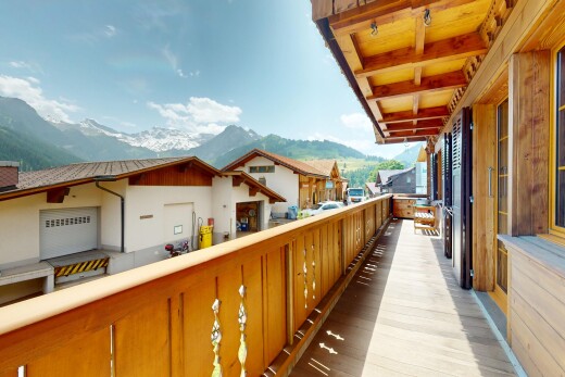balkon mit blick auf die berge, mountain view, day time, balkon, und from property