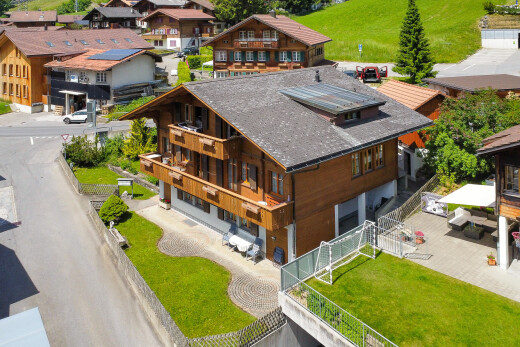 außenansicht mit zaun, solaranlage, und property visible